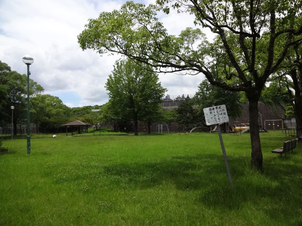 【ファミールメゾンIIIの公園】