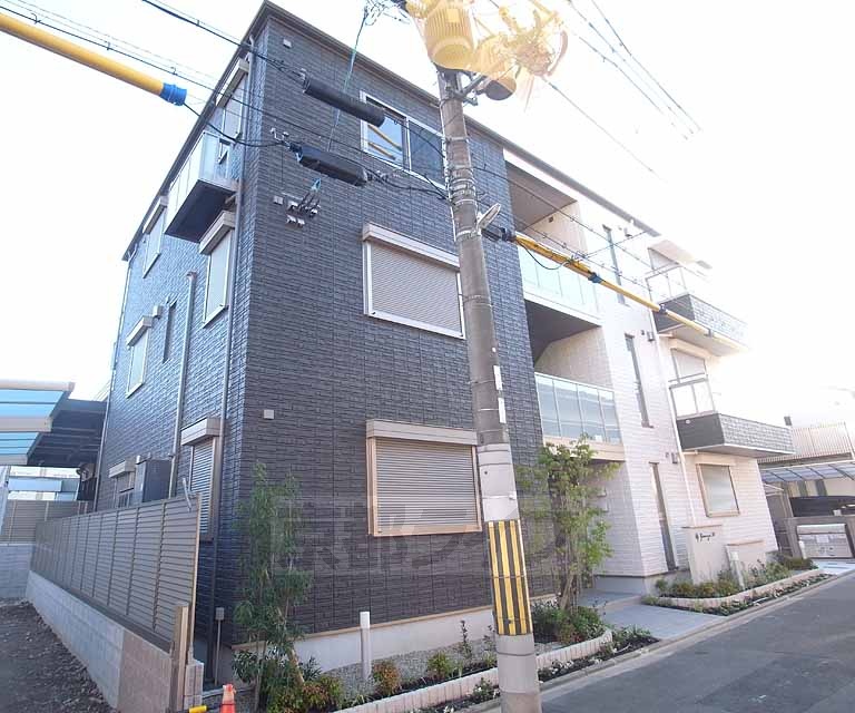 【京都市右京区西院西田町のマンションの建物外観】