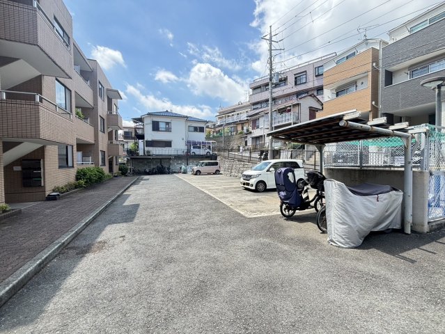 【サンヒルズ上大岡A棟の駐車場】