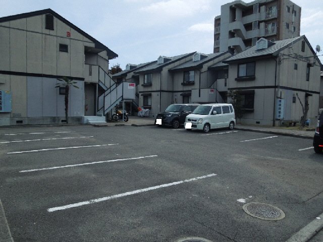 【フローラルコート日野・の駐車場】