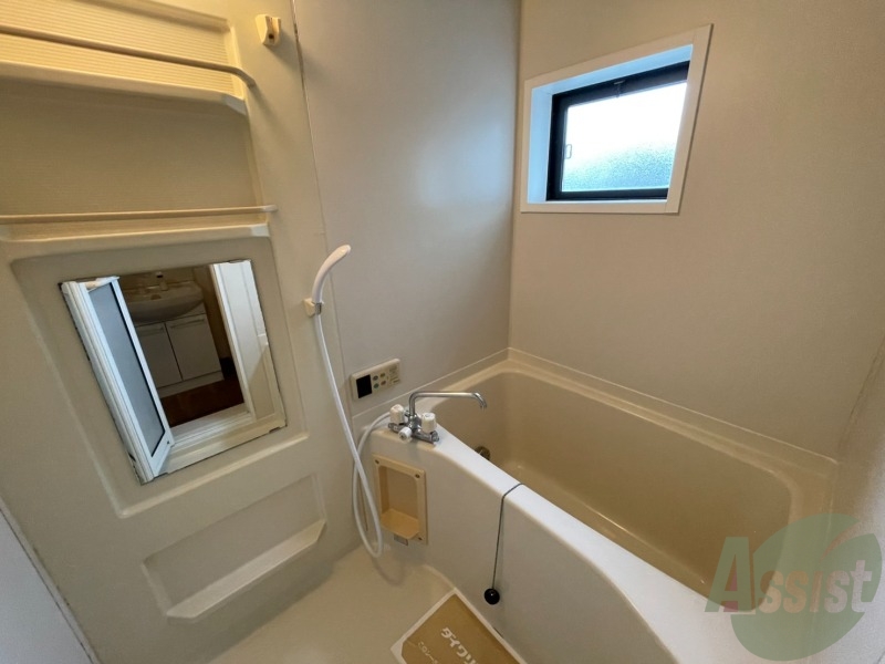 バス・シャワールーム　浴槽スペース的にもゆったり入れると思います。