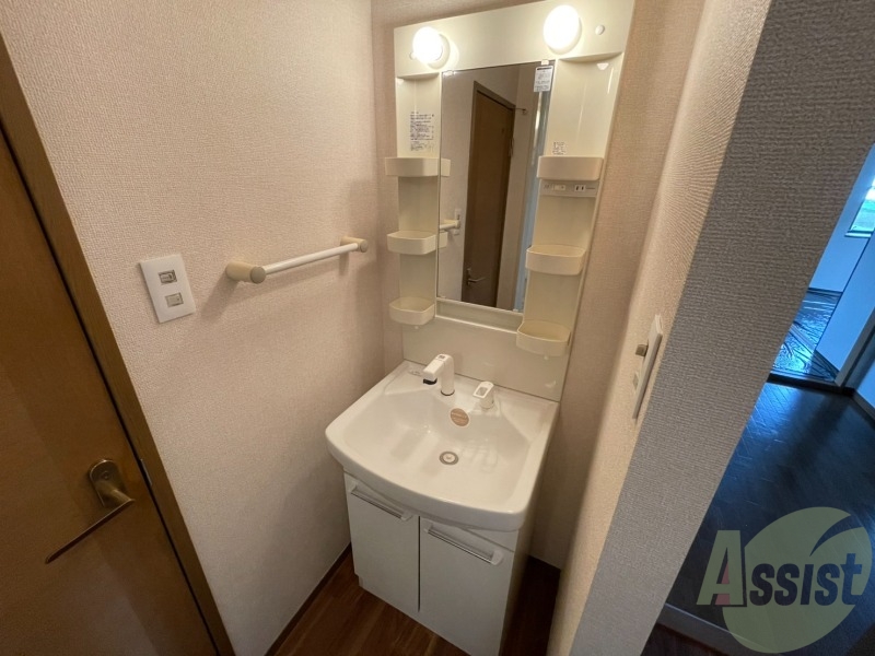 洗面設備　洗面化粧台も独立しており、洗面台の棚も利便性がありますね。