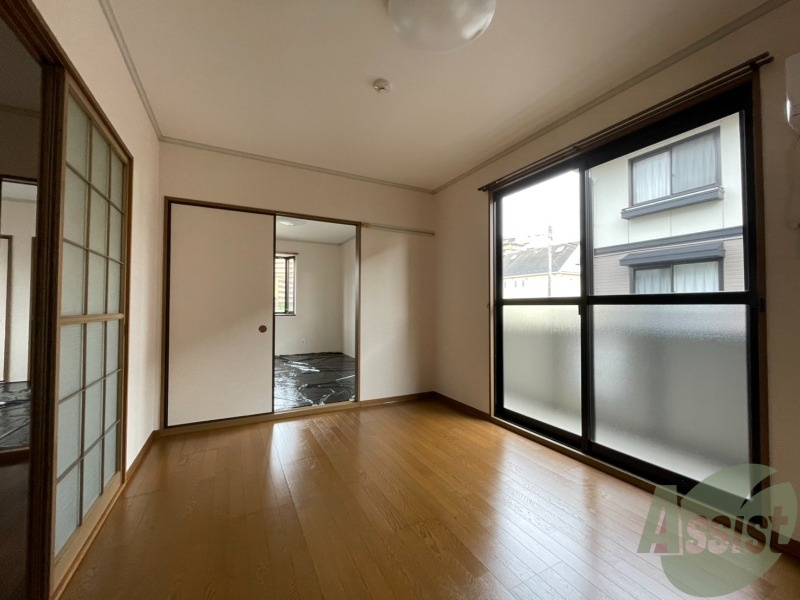 居室・リビング　陽当たりが良く、広々として過ごしやすそうです。