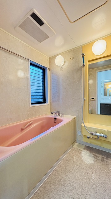 バス・シャワールーム　窓もあって換気のできるバスルーム