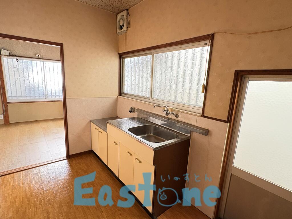 キッチン　窓のある明るいキッチン