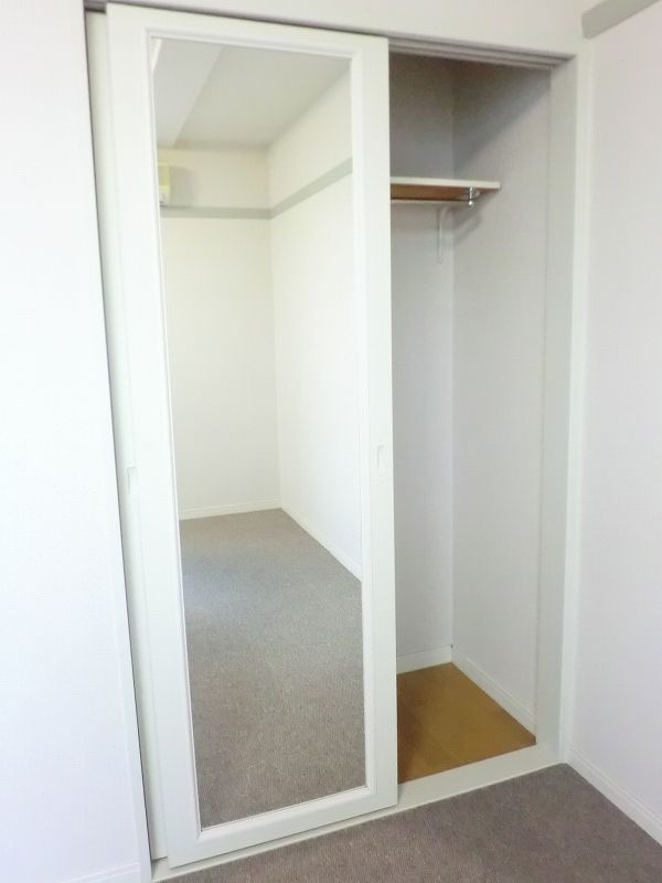 収納　姿見付きクローゼット