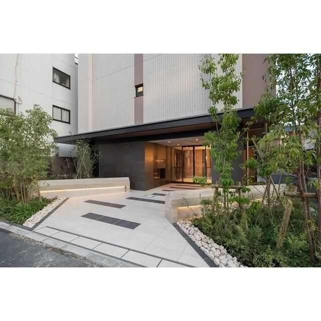 エントランス　落ち着いたエントランスです