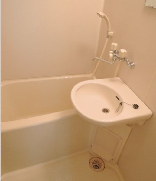 洗面設備　バストイレ別　鏡付洗面台