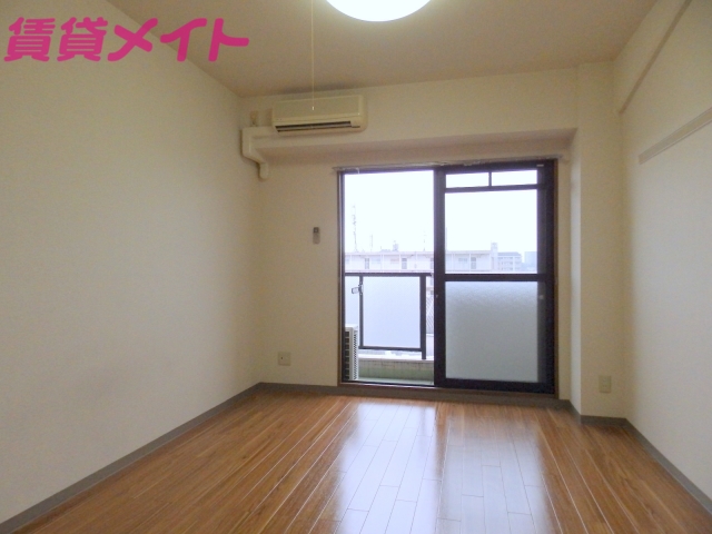 居室・リビング　居室・リビング同物件の別部屋のモデル写真となります