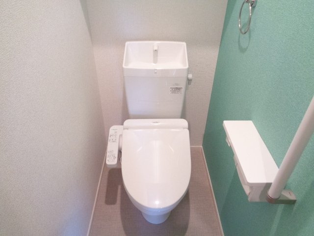 トイレ　落ち着いた色調のトイレです