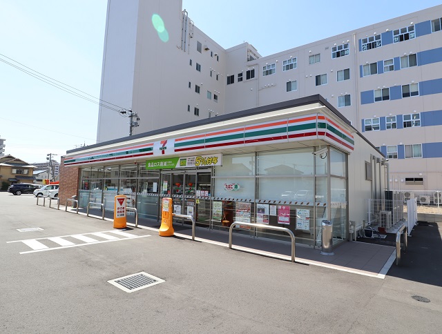 コンビニ　セブンイレブン本町店（コンビニ）まで410m