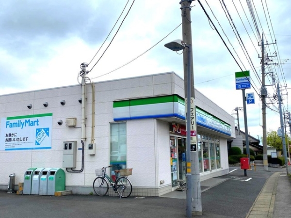 コンビニ　ファミリーマート（コンビニ）まで300m