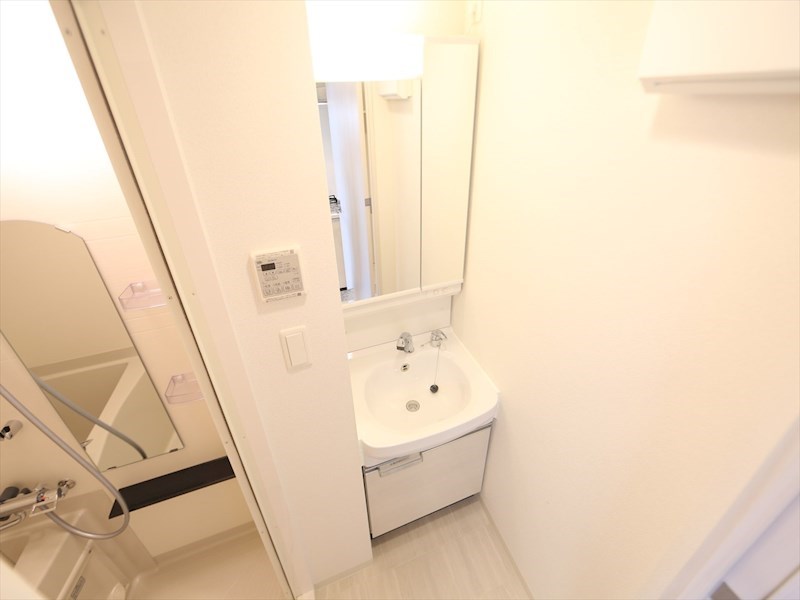 洗面設備　脱衣所　独立洗面台（シャンプードレッサー付）収納スペース有