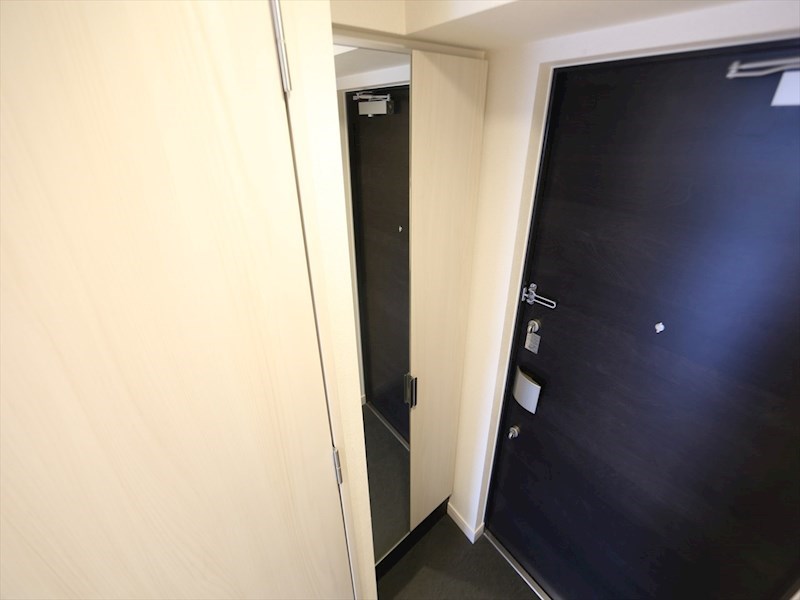 玄関　玄関　姿見鏡付き　シューズボックス付（収納充実してます）