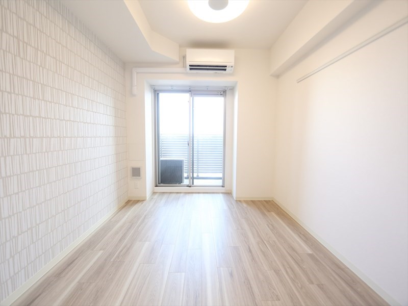 バルコニー　洋室6.9帖　エアコン完備　クローゼット付　バルコニー