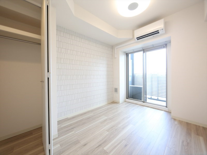 居室・リビング　洋室6.9帖　エアコン完備　クローゼット付　バルコニー