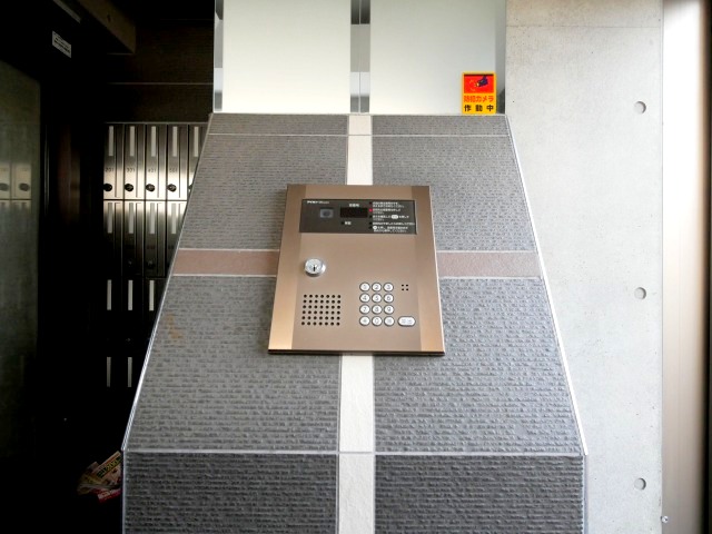 エントランス　人気のオートロック付きマンションです♪