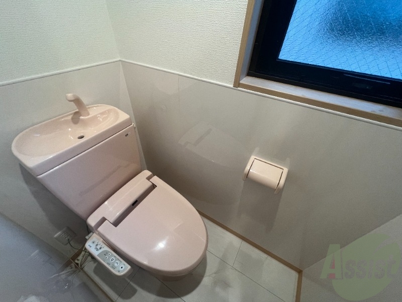 トイレ　こちらはトイレになります。温水洗浄で清潔に使えますね。