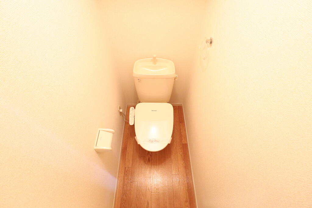 トイレ　温水洗浄便座付きのトイレです♪
