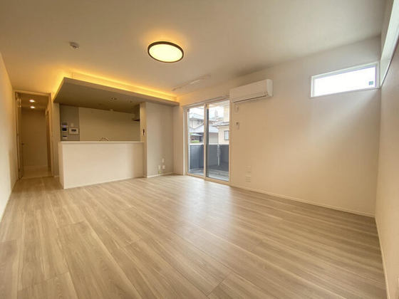 居室・リビング　※写真は１階のものです※階数により建具・床・壁などの色見がこ