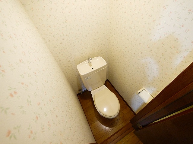 トイレ　落ち着いた色調のトイレです