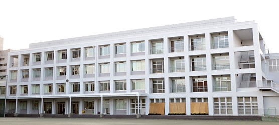中学校　港区立三田中学校（中学校）まで928m