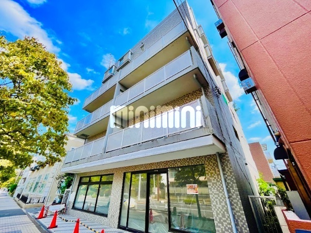 建物外観　おしゃれな外観、１階はコンビニです♪