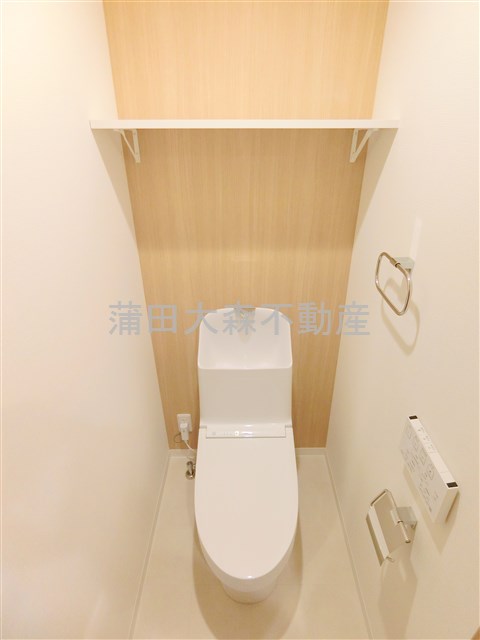 トイレ　棚と温水洗浄便座付きのトイr