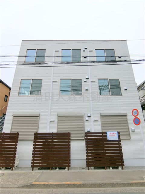 建物外観　2022年11月築　鉄骨造地上3階建て総戸数9戸インターネッ