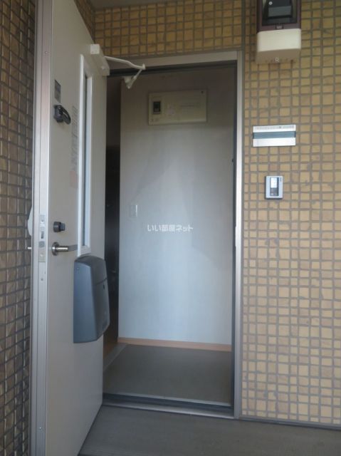 ＪＲ宇都宮線 小山駅 バス乗車時間：35分 最寄りバス停で下車 徒歩7分 2階建 築18年の玄関写真