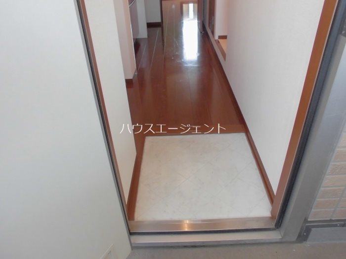 玄関　広い玄関に横奥にはたっぷりのシューズボックスあり