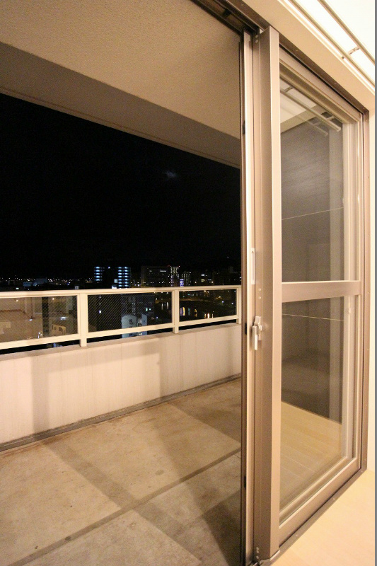 バルコニー　夜景もバッチリです。南向きで日当たりも良好です。