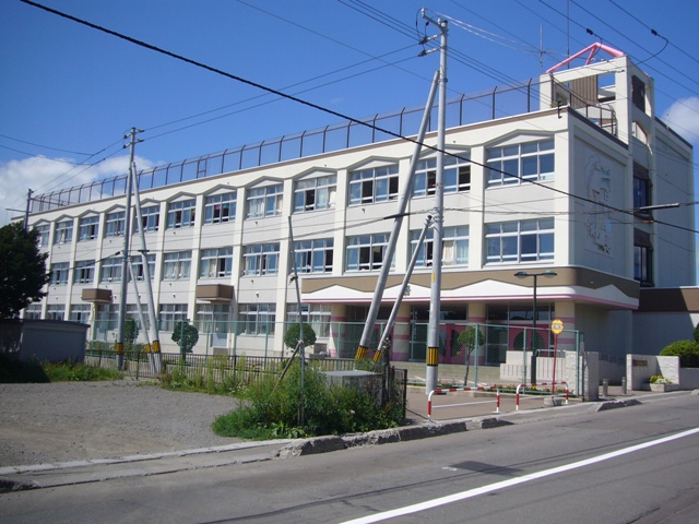 小学校　神山小学校（小学校）まで683m