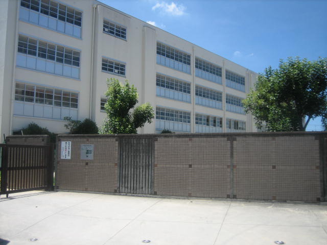 中学校　吹田市立片山中学校（中学校）まで1367m