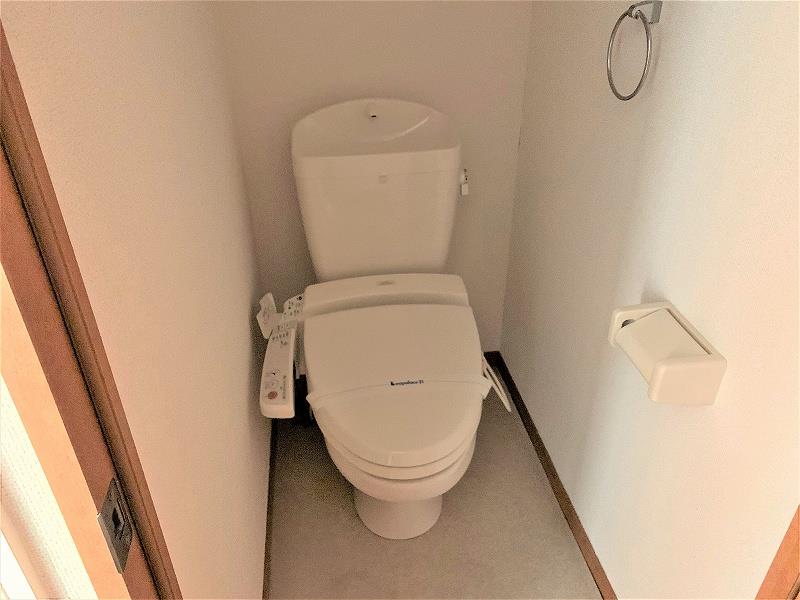 トイレ　温水洗浄便座。