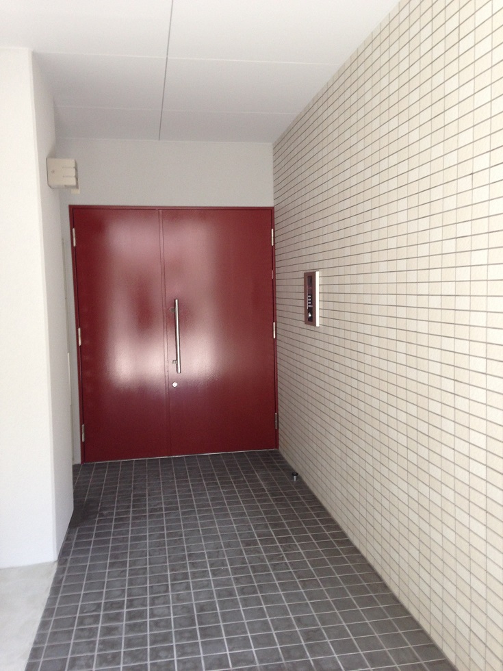 エントランス　広くて開放的なマンション入口です
