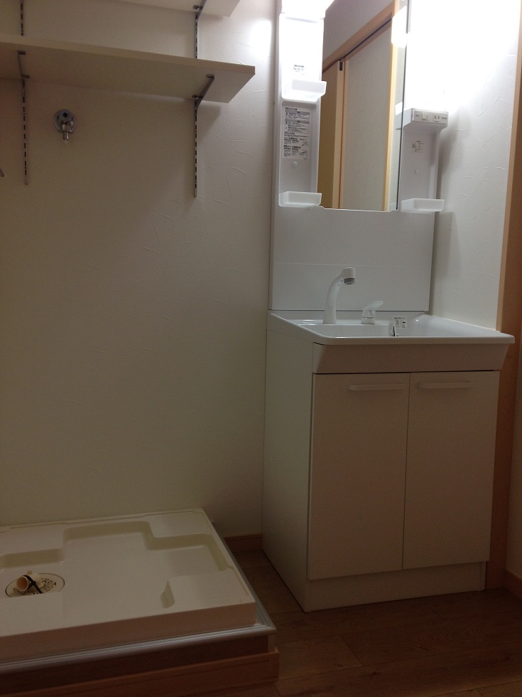 洗面設備　洗面脱衣所も広くて使いやすいです（可動式棚設置）