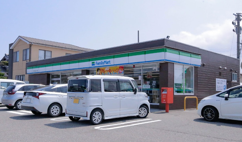 コンビニ　ファミリーマート小松今江町三丁目店（コンビニ）まで391m