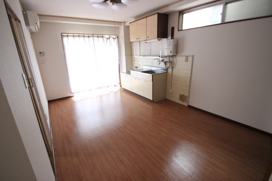 居室・リビング　※別号室の写真です。