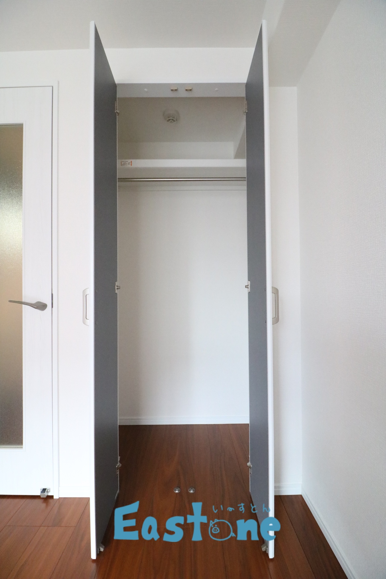 収納　ハンガーパイプがあり、洋服が掛けられます。