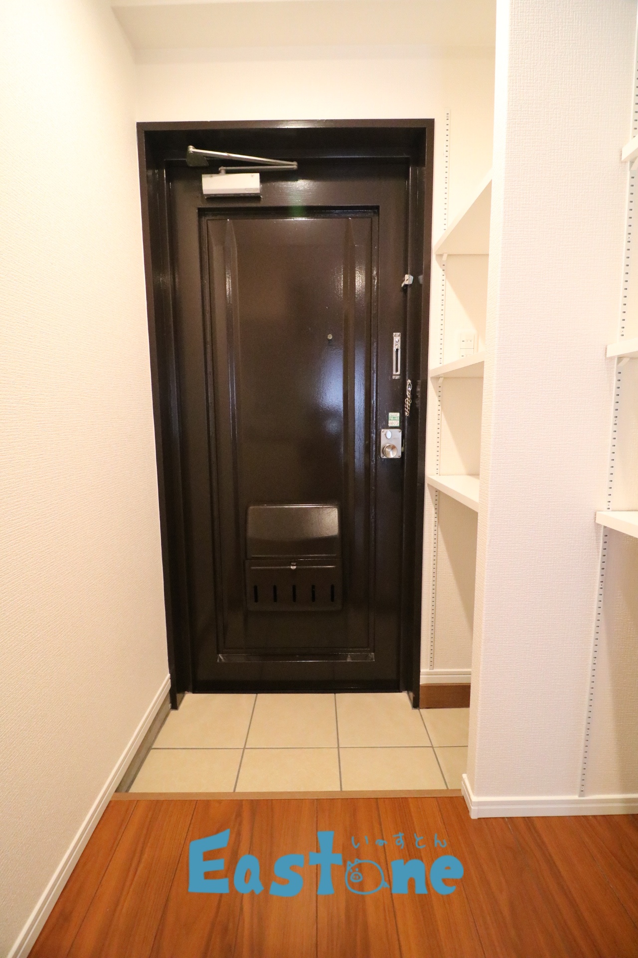 玄関　玄関横には可動式の棚あり！小物や靴箱も置けます！