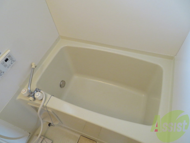 バス・シャワールーム　バスルームは狭すぎず、シャワーも浴びやすそうです。