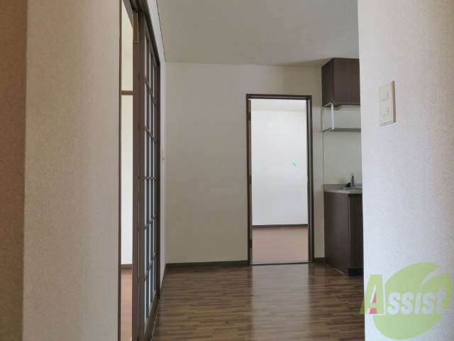 玄関　玄関の様子です。広い洋室にすぐ繋がっています。