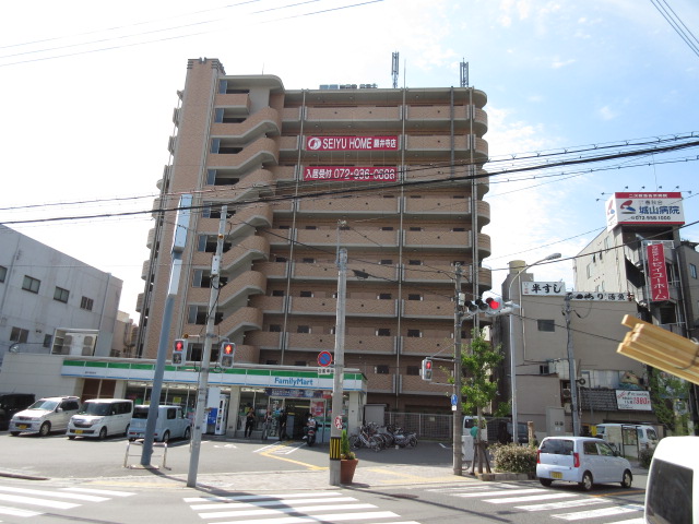 【シェモア藤井寺駅前のコンビニ】