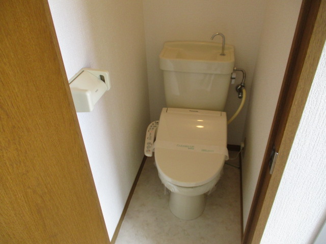 トイレ　嬉しい温水洗浄便座が付いてます♪