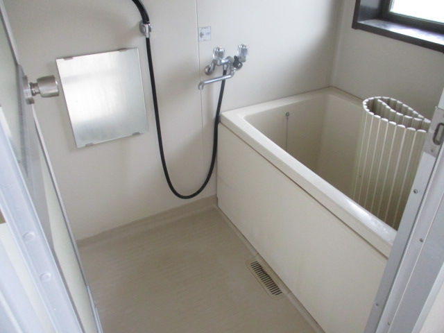 バス・シャワールーム　浴室にも小窓付いてます。家計にやさしい都市ガス給湯♪