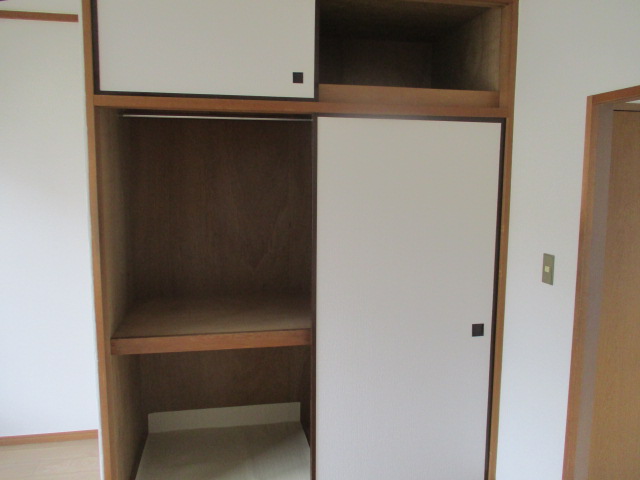 収納　天袋も付いてたっぷり収納可能。中にはハンガーパイプ付き♪
