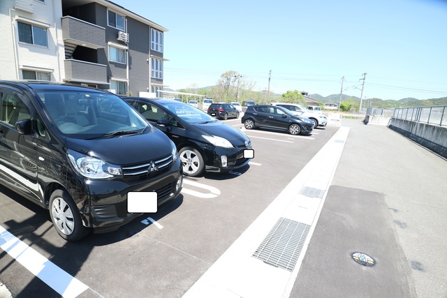 【倉敷市中庄のアパートの駐車場】