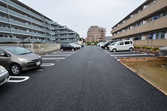 【入間郡三芳町大字藤久保のアパートの駐車場】