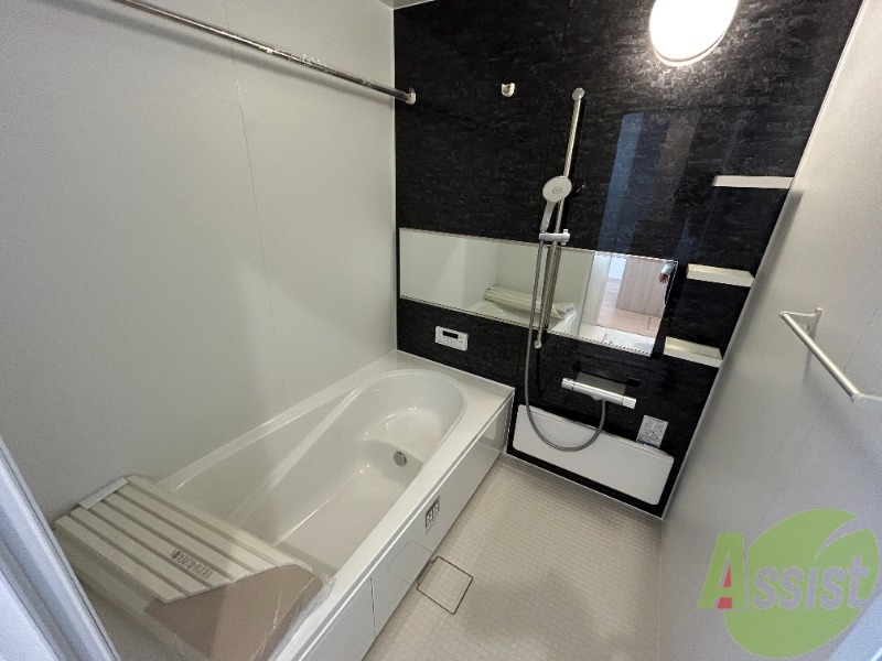 バス・シャワールーム　浴室は広めなのでゆったり落ち着けそうですね。